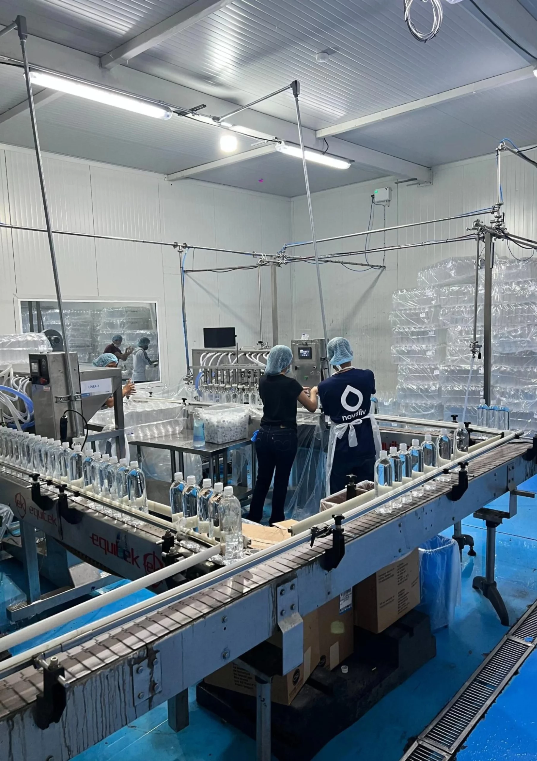 trabajadores en linea de produccion bebidas novaliv mexico