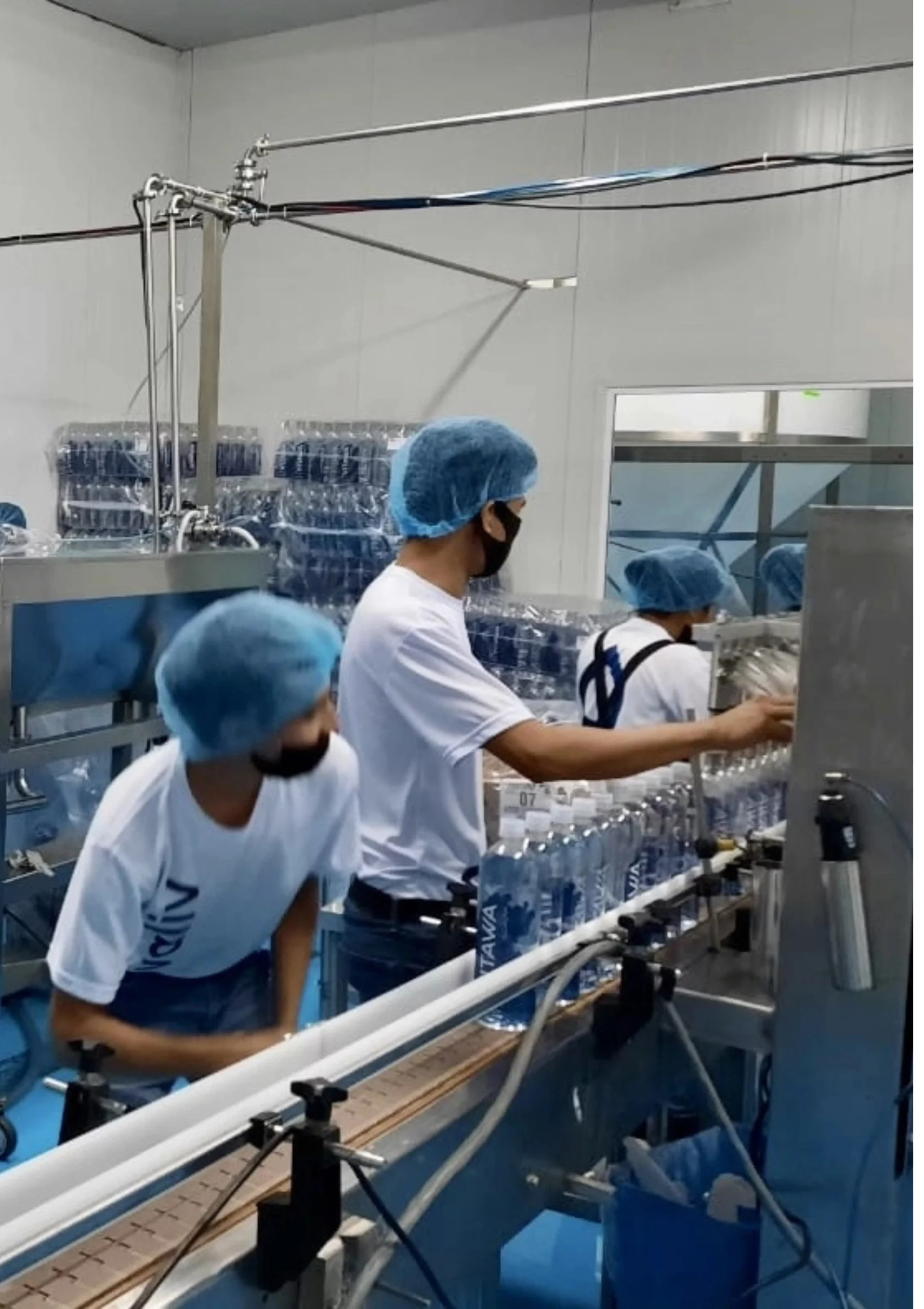 trabajadores en linea de produccion bebidas novaliv