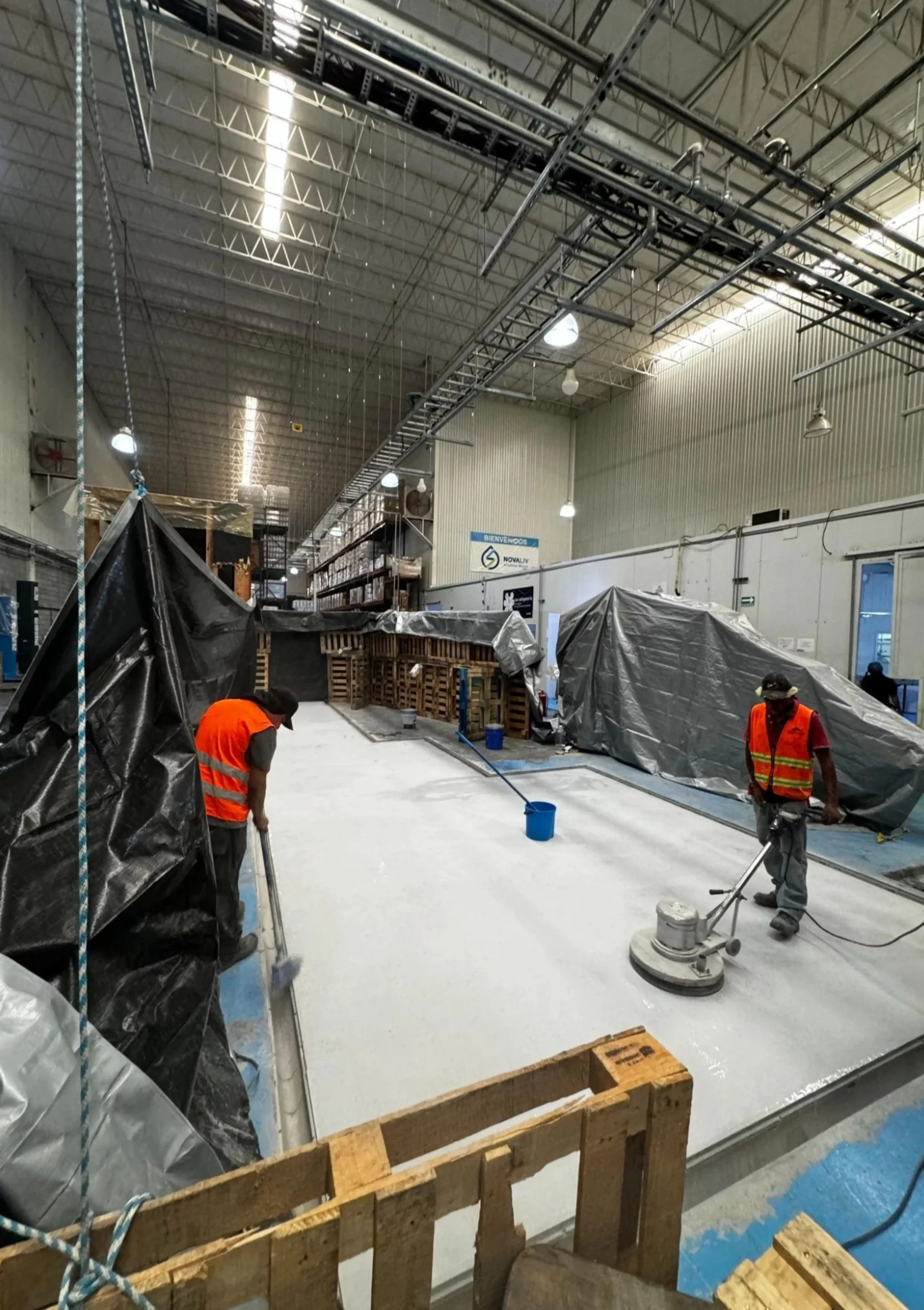 trabajadores remodelando planta produccion novaliv